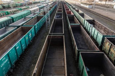 Büyük bir tren istasyonunda yük vagonları. Kargo taşımacılığı ve demiryolu trenleri