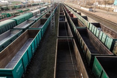Büyük bir tren istasyonunda yük vagonları. Kargo taşımacılığı ve demiryolu trenleri