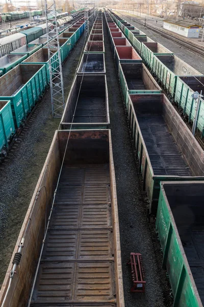 Coches de carga en una gran estación de tren. Transporte de carga y trenes ferroviarios — Foto de Stock