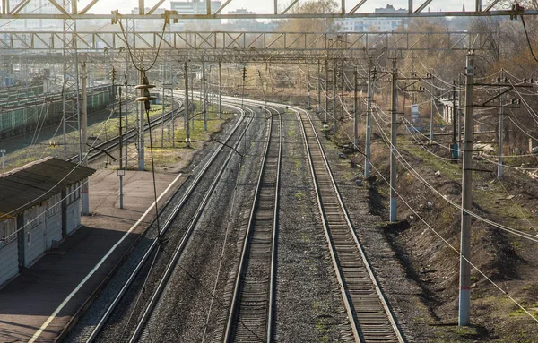 Ferrocarriles. dos carriles dejando la distancia y la estación — Foto de Stock
