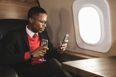 Başarılı genç Afro Amerikalı siyah işadamı onun özel jet koltuğunda oturan