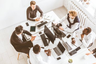 Ofiste birlikte çalışan ve iletişim kuran genç iş adamlarından oluşan bir ekip. Şirket buharı ve bir toplantıda yönetici..