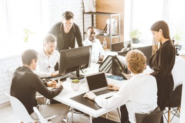 Ofiste birlikte çalışan ve iletişim kuran genç iş adamlarından oluşan bir ekip. Şirket buharı ve bir toplantıda yönetici..