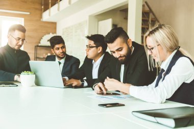 Ofiste birlikte çalışan ve iletişim kuran genç iş adamlarından oluşan bir ekip. Şirket buharı ve bir toplantıda yönetici..