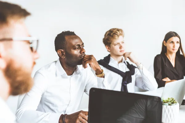 Un equipo de jóvenes empresarios que trabajan y se comunican en una oficina. Corporativossteam y gerente en una reunión. — Foto de Stock