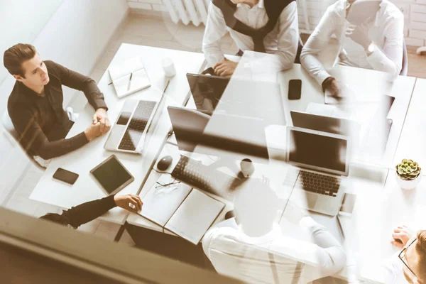 Un equipo de jóvenes empresarios que trabajan y se comunican en una oficina. Corporativossteam y gerente en una reunión. — Foto de Stock