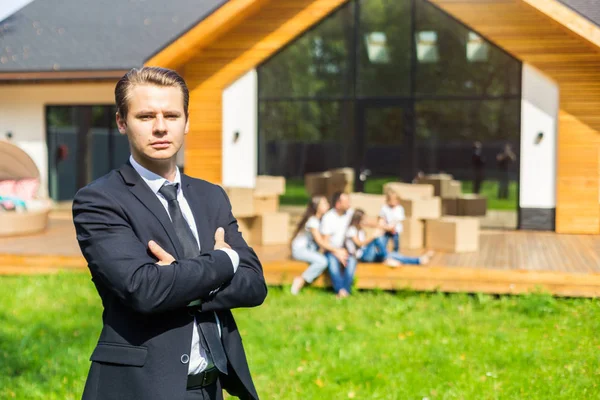 Fastighetsmäklare säljer en lägenhet till en ung familj. ingående av ett leasingavtal och köp av ett hus, lägenhet. man visar bostäder — Stockfoto