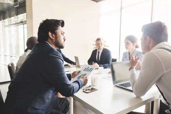 Un equipo de jóvenes empresarios que trabajan y se comunican en una oficina. Corporativossteam y gerente en una reunión — Foto de Stock