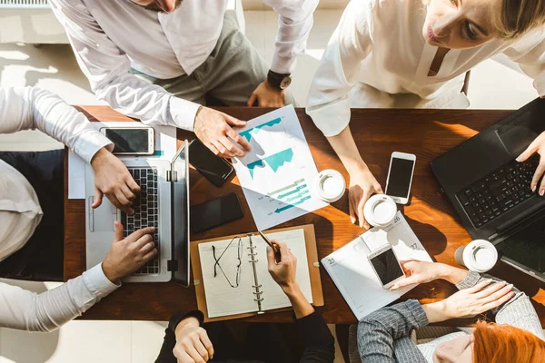 Un equipo de jóvenes empresarios que trabajan y se comunican en una oficina. Corporativossteam y gerente en una reunión. — Foto de Stock