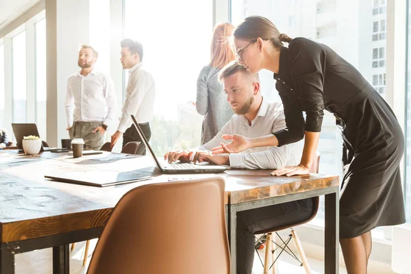 Een team van jonge zakenmannen die samenwerken en communiceren in een kantoor. Bedrijfsleven stoom en manager in een vergadering. — Stockfoto