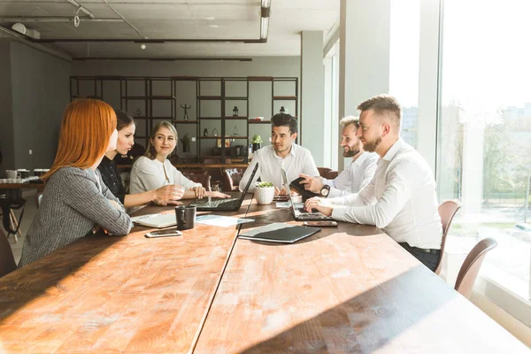 Uma equipe de jovens empresários trabalhando e se comunicando juntos em um escritório. Empresariavapor e gerente em uma reunião. — Fotografia de Stock