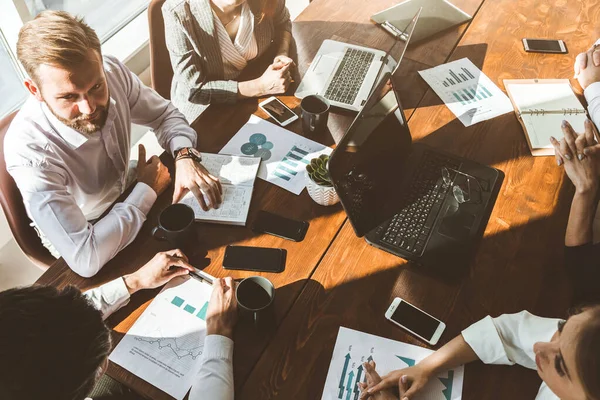 Un equipo de jóvenes empresarios que trabajan y se comunican en una oficina. Corporativossteam y gerente en una reunión. — Foto de Stock