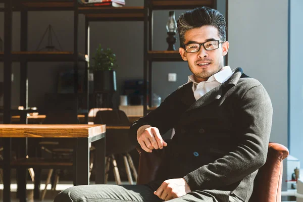 Retrato de un joven empresario en el interior — Foto de Stock