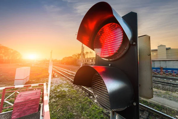 Señal roja de sifore cerca de las vías ferroviarias — Foto de Stock