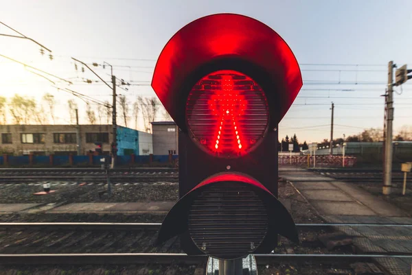 Κόκκινο σήμα του simophore κοντά στις σιδηροδρομικές γραμμές — Φωτογραφία Αρχείου