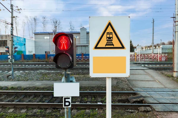 Señal roja de sifore cerca de las vías ferroviarias — Foto de Stock