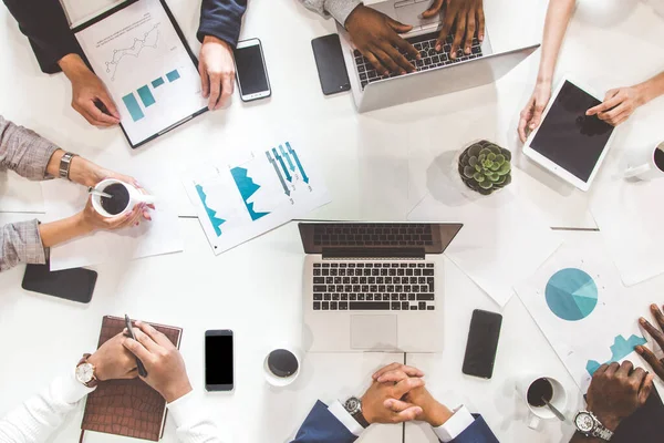 Un equipo de jóvenes trabajadores de oficina, empresarios con portátil trabajando en la mesa, comunicándose juntos en una oficina. Corporativosvapor y gerente en una reunión. coworking. — Foto de Stock