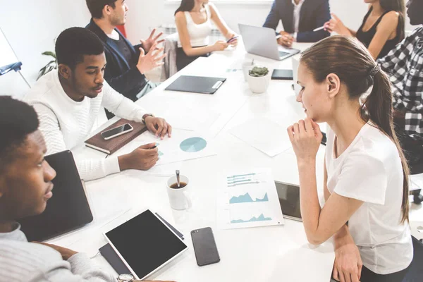 Un equipo de jóvenes trabajadores de oficina, empresarios con portátil trabajando en la mesa, comunicándose juntos en una oficina. Corporativosvapor y gerente en una reunión. coworking. — Foto de Stock