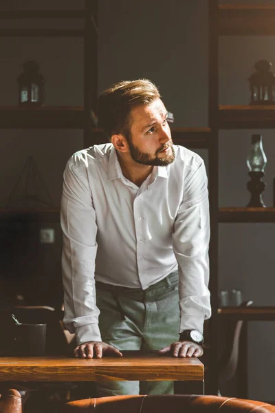 Retrato de un joven empresario en el interior — Foto de Stock