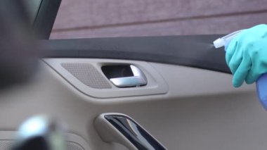 Arabanın kapısını süslemek, tozdan ve çamurdan kulpları temizlemek. Profesyonel oto temizleme.