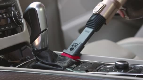 전문적 인 자동차 내부 청소. 진공청소기닫기. 자동 변속 장치에서 먼지와 먼지를 제거하는 일 — 비디오