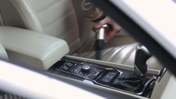 Pulizia interni auto professionale. dettaglio. aspirare i sedili e il pavimento in una berlina di lusso. — Video Stock
