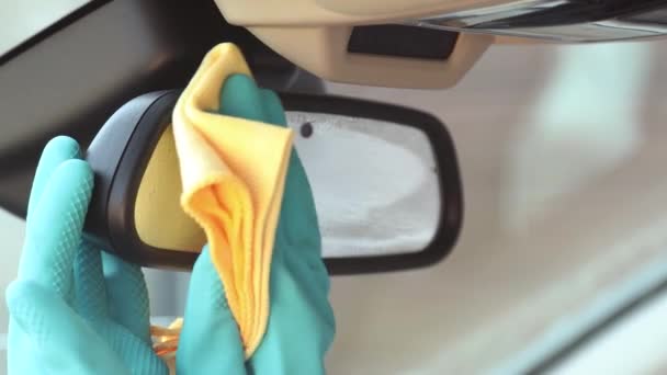 Bilstädning. Torkning och rengöring av backspegeln — Stockvideo