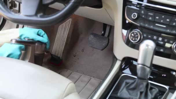Επαγγελματικός καθαρισμός εσωτερικών χώρων αυτοκινήτων. λεπτομέρειες. σκούπισμα των καθισμάτων και του δαπέδου σε ένα πολυτελές σεντάν. — Αρχείο Βίντεο