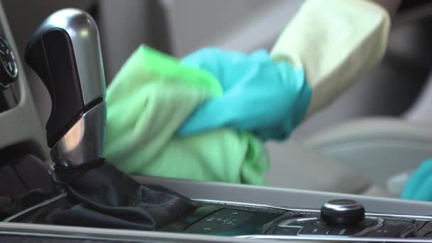 Καθαρισμός αυτοκινήτου. Χέρια με ένα κουρέλι σκουπίστε το εσωτερικό και κιβώτιο ταχυτήτων — Αρχείο Βίντεο