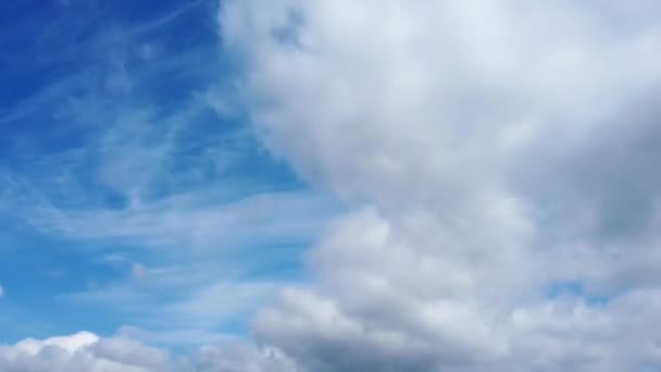 Dinámico lapso de tiempo de nubes flotantes en el cielo — Vídeos de Stock