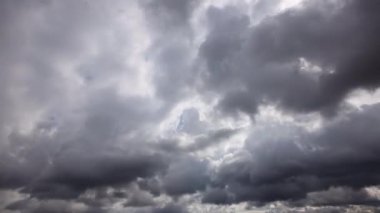 Hava bulutlu ve gökyüzü bulutlu. Hızla hareket eden yağmur bulutlarının zamanlaması.