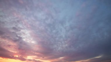 4k Timelapse Güneş bulutların arasından ufka doğru hareket eder. Güzel gün batımı