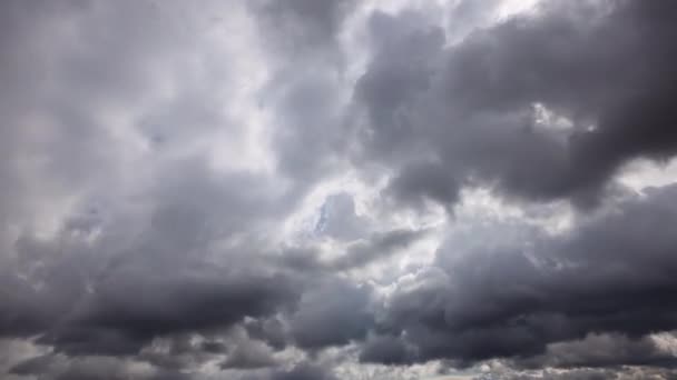 El clima nublado y el cielo está nublado. Timelapse de nubes de lluvia en movimiento rápido . — Vídeo de stock