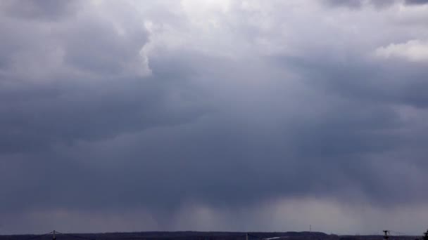 Zeitraffer-Aufnahme schöner Regenwolken, die sich am Himmel wälzen. Dramatisches atmosphärisches Gewittervideo — Stockvideo