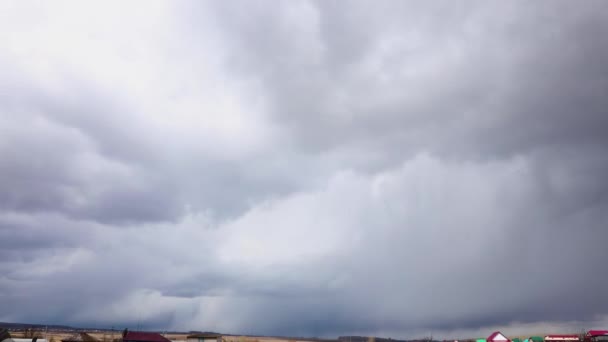 小さな村を背景に嵐の空と雨の時間経過 — ストック動画