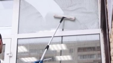 Profesyonel bir cam temizleyicisi sabun temizler ve ciyaklar. Temiz bir erkek temizlikçi..