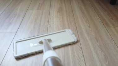 Mikrofiber Toz Paspası 4K 'da yer değiştiriyor. Ev zeminini temizleyen paspasın üst görünüm POV 'u.