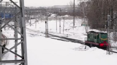 Ufa, Rusya, 16 Şubat 2020: Raylar arasında eski bir Sovyet dizel lokomotifi.