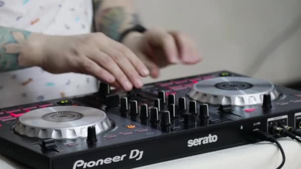 Ufa, Rusia, 16 de febrero de 2020: DJ mezcla música en una actuación. Primer plano de las manos y configuración musical — Vídeo de stock