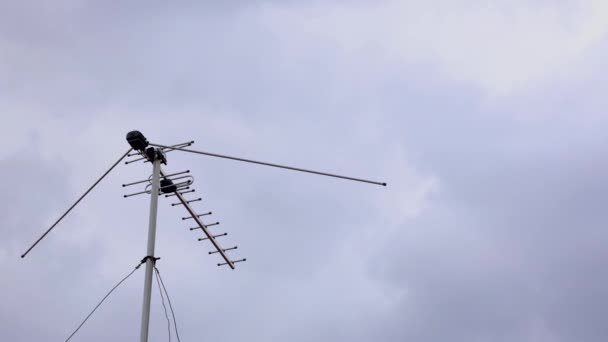 Zeitraffer-Videoantenne auf dem Dach vor dem Hintergrund sich schnell bewegender Regenwolken. Der Himmel ist bedeckt — Stockvideo