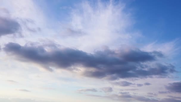 La lumière du soleil au coucher du soleil traverse les nuages et les met en évidence. Éclairage dramatique — Video