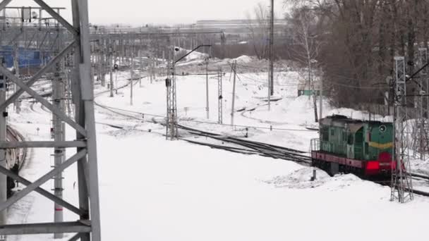 ロシアのウファ 2020年2月16日 線路間の鉄道駅の操縦で旧ソ連製ディーゼル機関車 — ストック動画