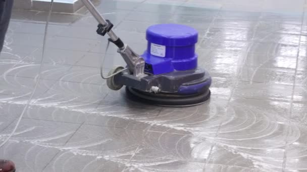 The cleaner washes a pier with a professional polisher machine. Cleaning floor in office building lobby — Stock Video