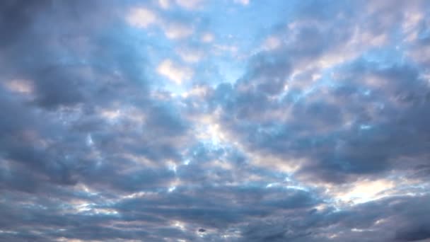 Zeitraffer schöner, vielfarbiger Himmel und schwebende Wolken schimmern vor Sonnenuntergang — Stockvideo