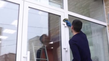 Profesyonel bir cam temizleyicisi sabun temizler ve ciyaklar. Temiz bir erkek temizlikçi..