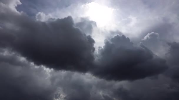 Dramatique laps de temps de nuages orageux flottants. Vidéo accélérée atmosphérique d'un orage qui approche — Video