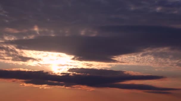 Timelapse rodaje de magnífico cielo puesta del sol y nubes flotantes — Vídeo de stock