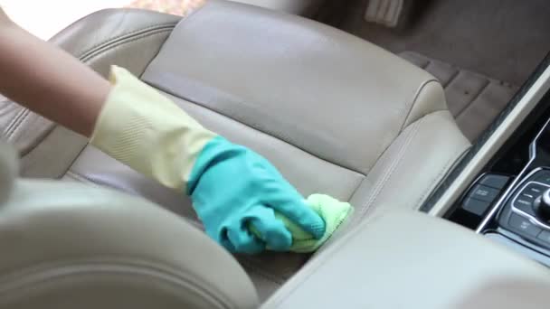 Limpie y pule los asientos de cuero del polvo y la suciedad. Limpieza automática profesional — Vídeo de stock