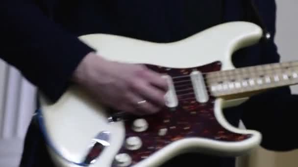O guitarrista é membro do coletivo musical. Close-up de uma guitarra tocando. cena dinâmica — Vídeo de Stock