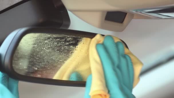 Auto schoonmaken. Afvegen en schoonmaken van de achteruitkijkspiegel — Stockvideo